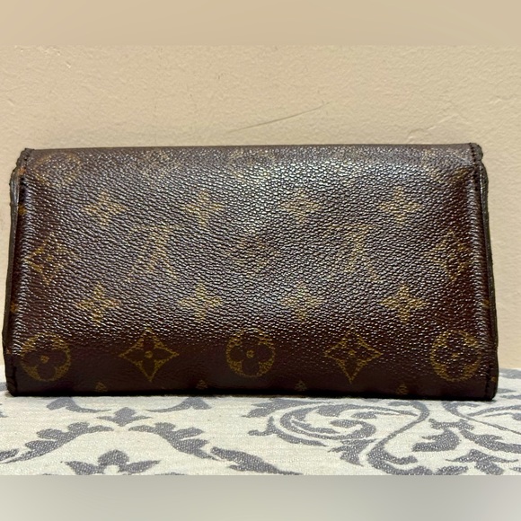 Louis Vuitton Monogram Sarah Wallet - Picture 2 of 7
